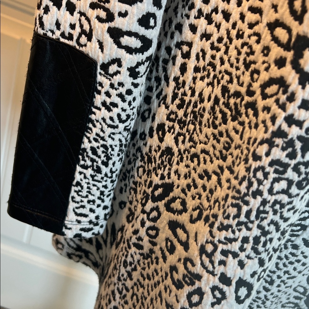 Tyler Böe Leopard Mock Neck Tunic Top XS Faux Leather Elbow Patches Black White - Picture 4 of 16